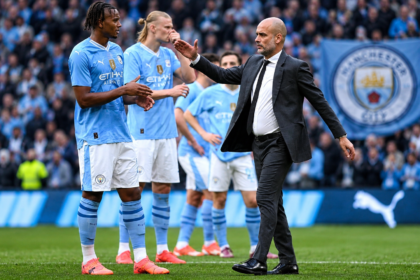 Manchester City Transfer News : coach speaking with players during a football match